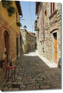 Узкая каменистая улица в Тоскане Борго Монтефиоралле