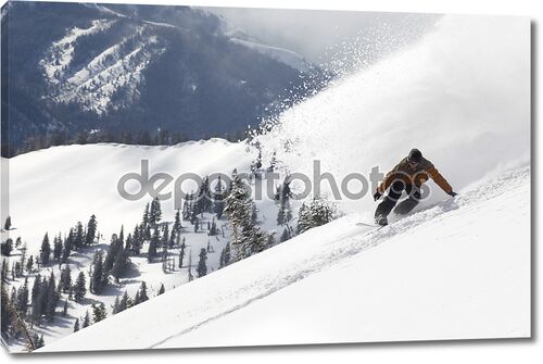 Человек на сноуборде вниз с горы