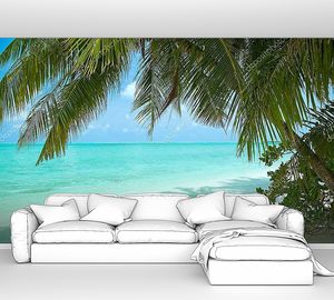 Красивый тропический пляж с кокосовыми пальмами