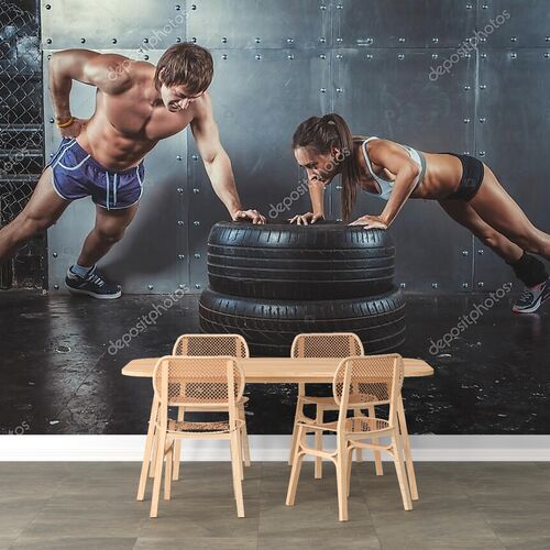 Спортсменки. Спортивный женщина и мужчина, делая нажима ИБП на шины прочность мощность подготовки концепции crossfit фитнес тренировки спорта образ жизни.