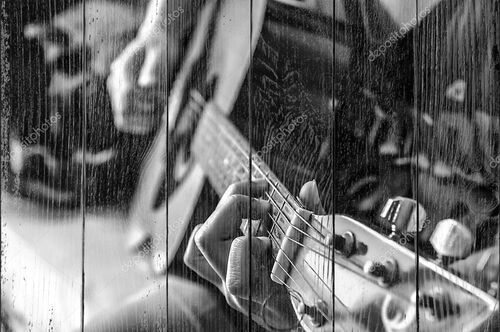 Женская рука на классической гитаре, черно-белый цвет