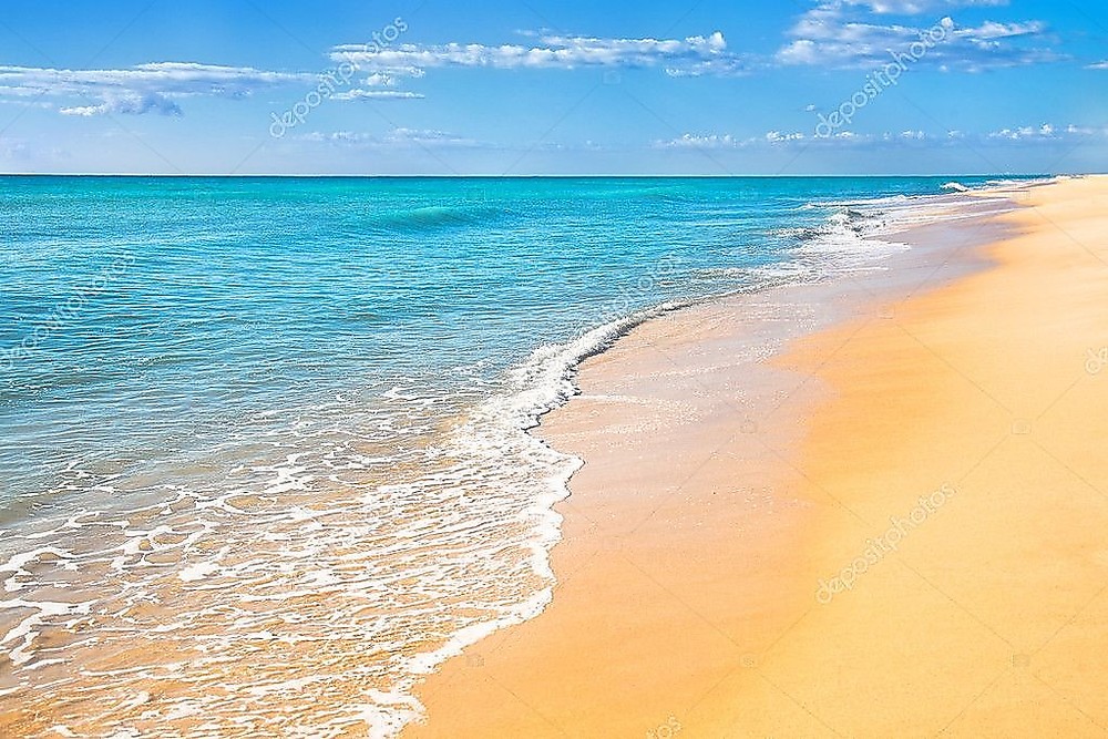 Бескрайний пляж. Фотообои песчаный пляж облака.