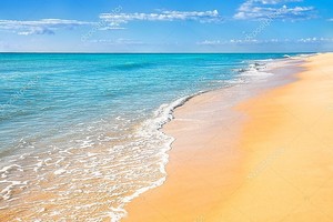 Песчаный пляж бескрайний