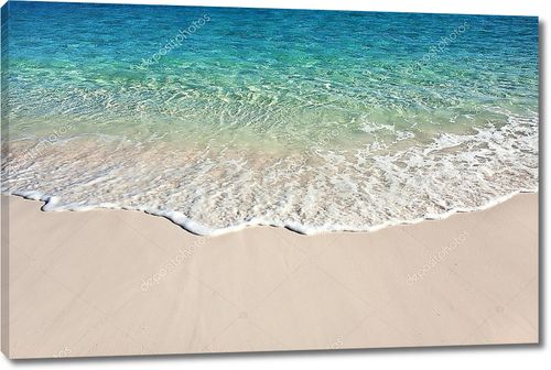 Волна накатывает на песчаный пляж