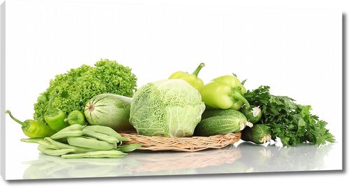 Зеленые овощи в плетеной тарелке