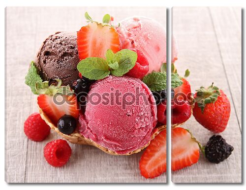 Порция мороженого и ягод