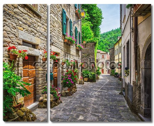 Итальянская улица в небольшом городе провинции Тосканы, Италия, Европа