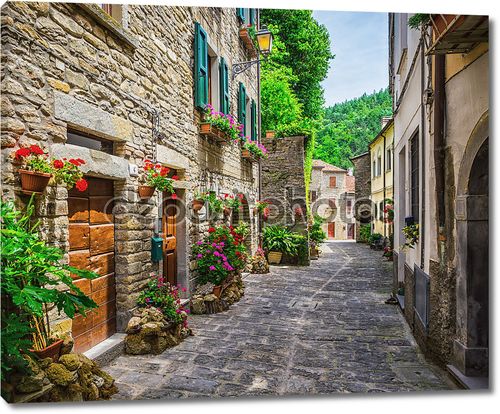 Итальянская улица в небольшом городе провинции Тосканы, Италия, Европа