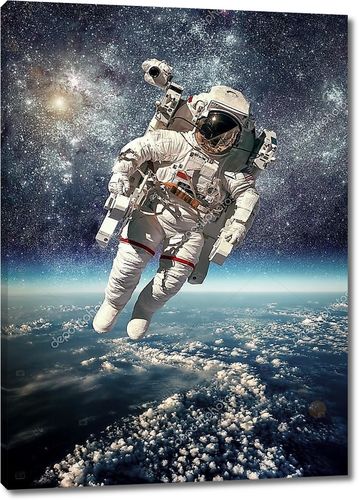 Астронавт в космосе на фоне Земли