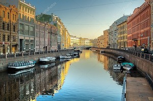 Вид на утренний канал в Санкт-Петербурге
