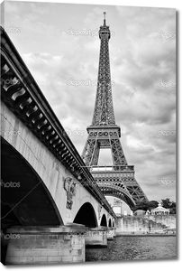 Эйфелева башня с набережной Сены под мостом