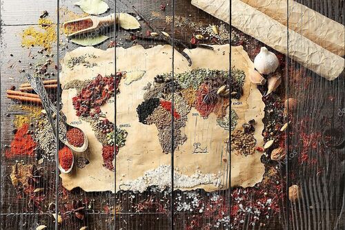 Карта мира, из различных видов специй на деревянных фоне