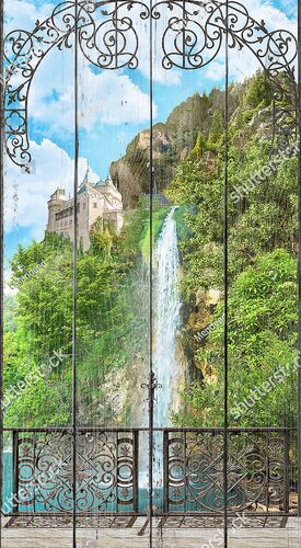 Вид на водопад и замок сквозь ажурную решетку террасы