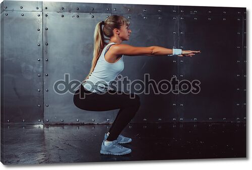 Спортивная молодая женщина фитнес-модель