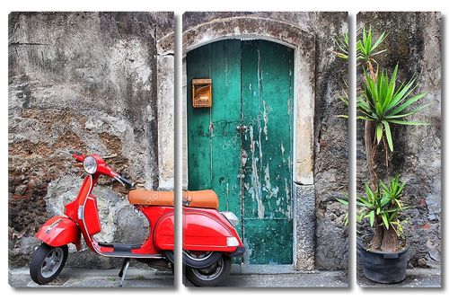Красный скутер возле зеленой двери