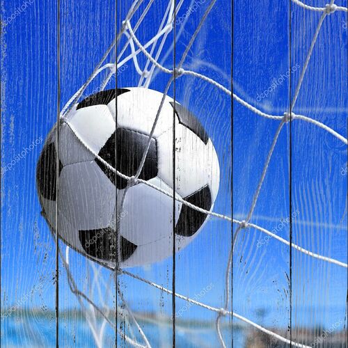 Футбольный мяч летит в сетку ворот