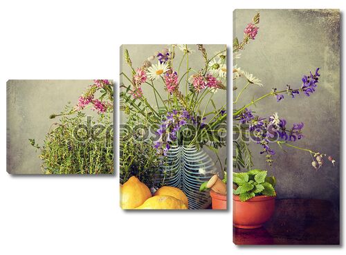 полевые цветы в вазе, травы и лимоны