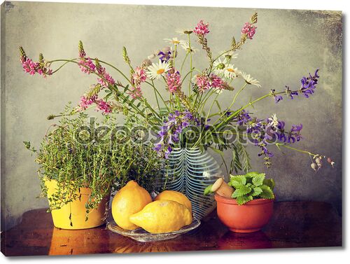 Полевые цветы в вазе, травы и лимоны
