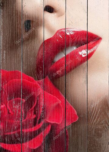 Сексуальная женщина  с красными губами и розой