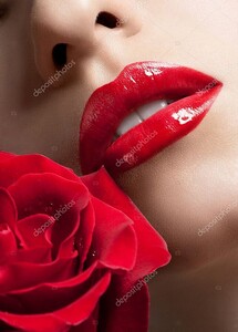 Сексуальная женщина красные губы