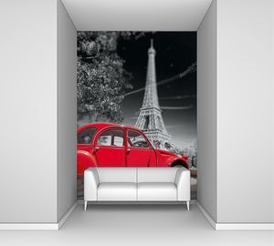 Эйфелева башня со старой красной машиной