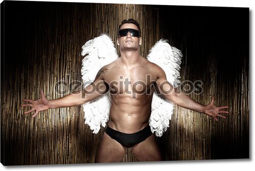 Концептуальное фото красивый, мускулистый мужчина Ангел.
