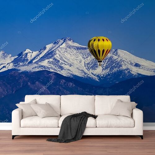 Воздушный шар на фоне снежных вершин
