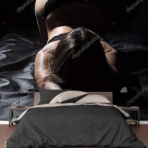 Девушка в дамском белье на кровати