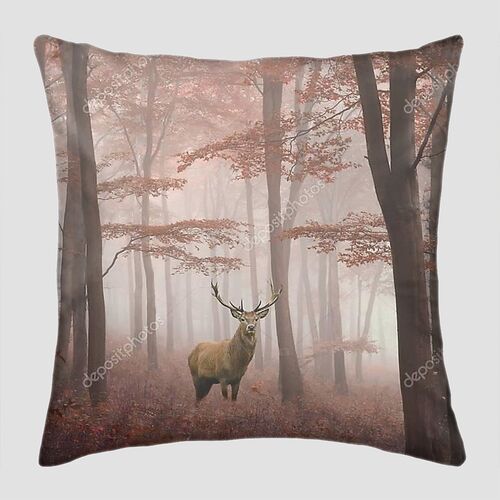 Изображение красного оленя в туманном лесу