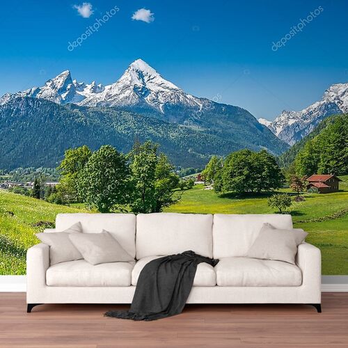 Идиллический весенний пейзаж в Альпах с лугами и цветами
