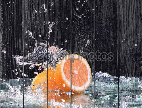 Плеск воды в макрос на оранжевый. Капли воды с сочного апельсина