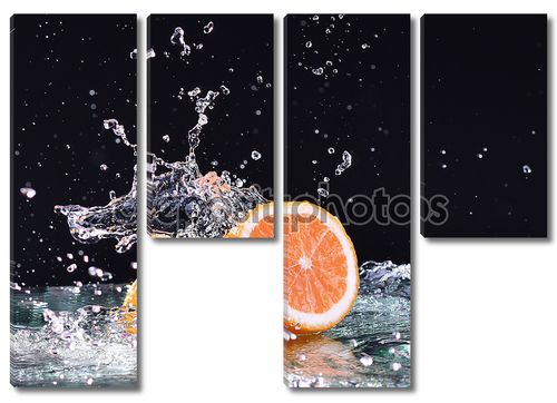 Плеск воды в макрос на оранжевый. Капли воды с сочного апельсина