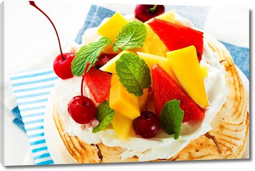 Вкусный десерт с кремом и фруктами