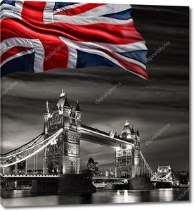 Знаменитый Лондонский мост с флагом Англии