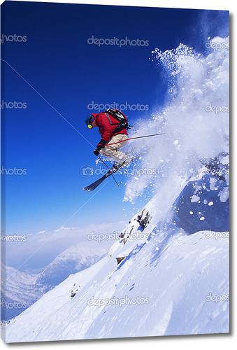 Лыжник летит по склону