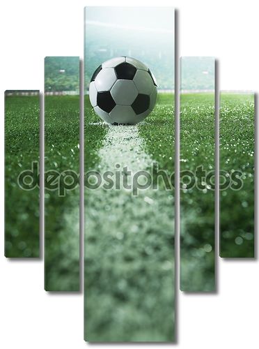 Футбольное поле с мячом на линии