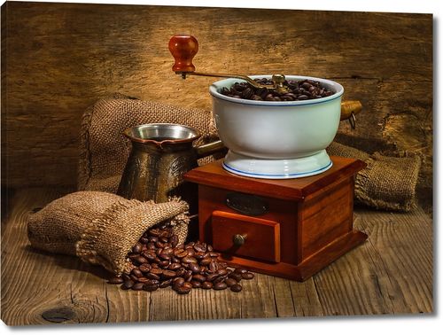 Кофемолка рядом с мешком кофейных зерен