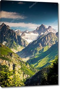Красивая долина в горах Кавказа