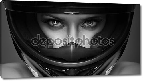 Черно-белые фото женщины в шлеме