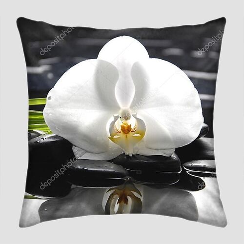 Спа-натюрморт с белой орхидеей на гальке
