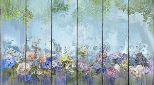 Цветы на фоне туманного леса