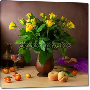 Классический натюрморт с жёлтыми розами и фруктами