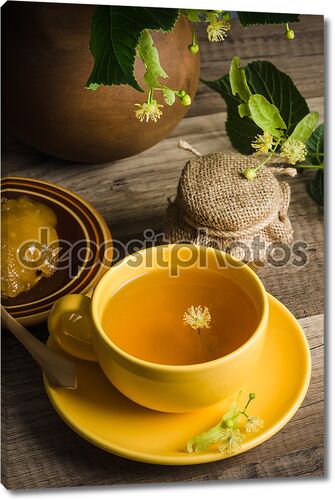Натюрморт с липовым чаем и медом