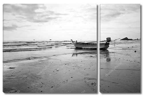 Старой рыбацкой лодке, посадка на пляже. Черный и белый.