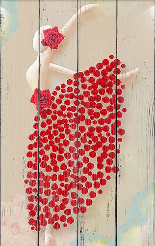 Статуэтка танцовщицы в платье из лепестков роз