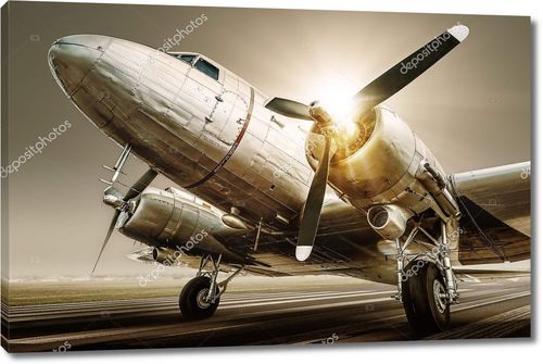 Старый военный самолет на взлетной полосе