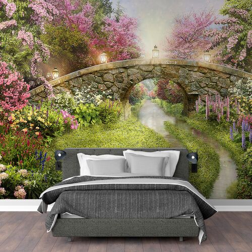 Арочный мостик в цветущем саду