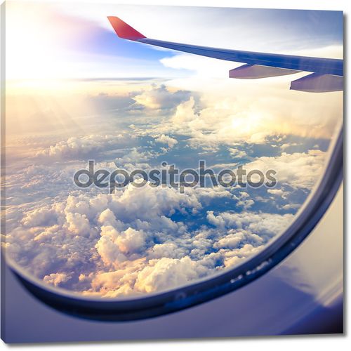 Облака и небо как сквозь окна самолета