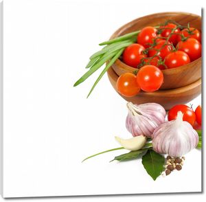 Тарелка с томатами черри на ветке