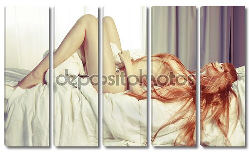 Чувственная женщина с красными волосами в постели